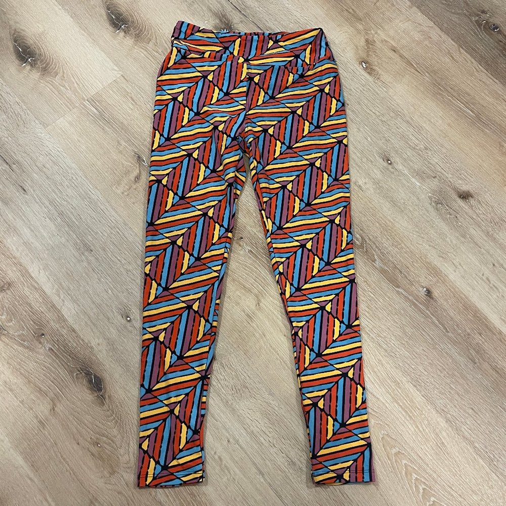 20% off 3+ items 80s stripe style leggings in OS. NEVER WORN…